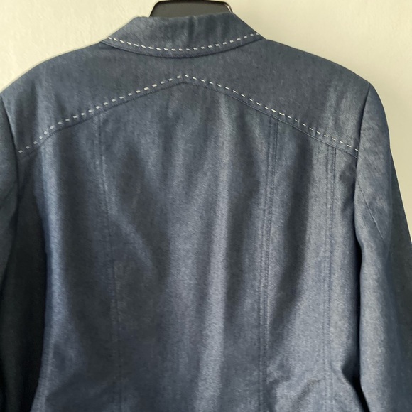 I.e. Woman’s Size 20W Denim Blue Blazer with white whipped Stitching. - Picture 12 of 13
